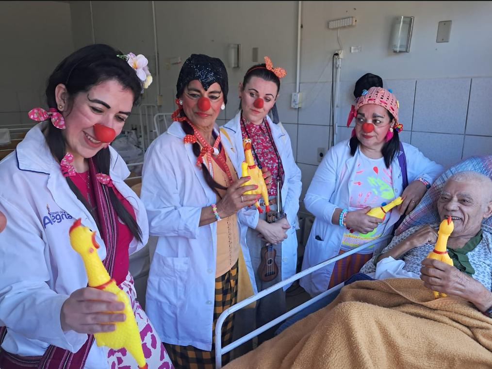 Doutores palhaços em visita semanal a idoso em hospital