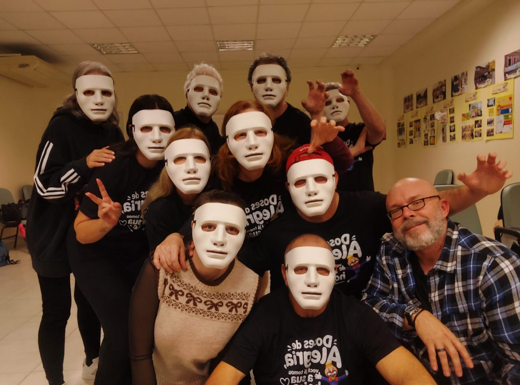 Grupo de novos integrantes em aula de formação com máscaras brancas