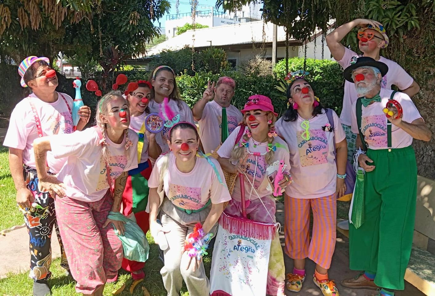 Doutores palhaços do CarnaSocial reunidos com fantasias coloridas