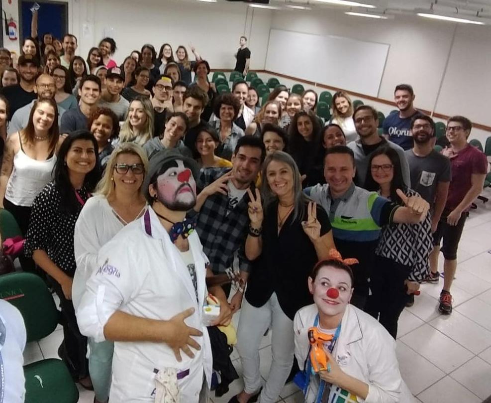 Doutores palhaços com equipe de colaboradores em ação corporativa