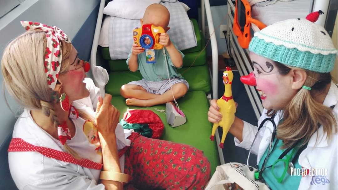 Doutor palhaço visitando criança em hospital